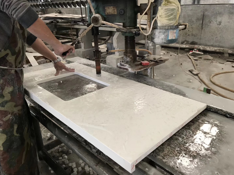 Que faut-il pour fabriquer un comptoir en dalles de quartz avec une belle finition des bords?