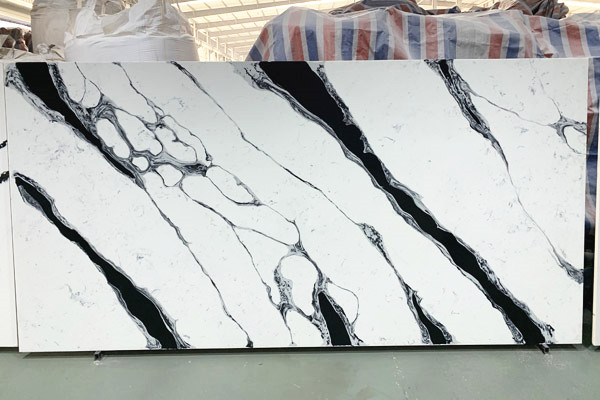 surface de quartz blanc veine noire