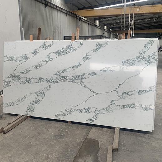 usine de dalles de quartz blanc à veines vertes