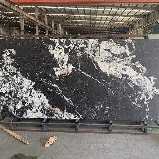 dalle de pierre frittée noire à surface sculptée numériquement