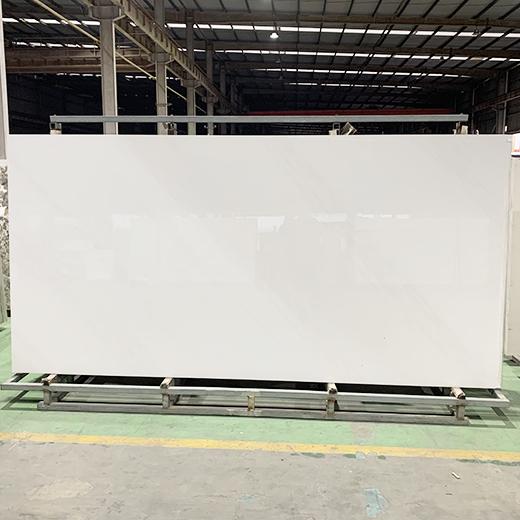 Crédence de plaque de cuisson en pierre frittée blanche polie