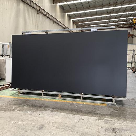 Table basse noire à surface cornée