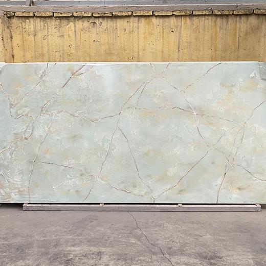 Panneaux de comptoir de bar laissant passer la lumière