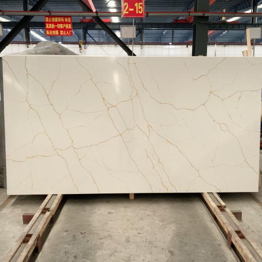 Dalle de quartz blanc Calacatta aux lignes dorées