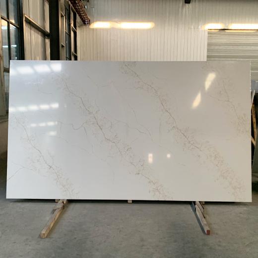 dalles de quartz blanc reconstitué veinées dorées